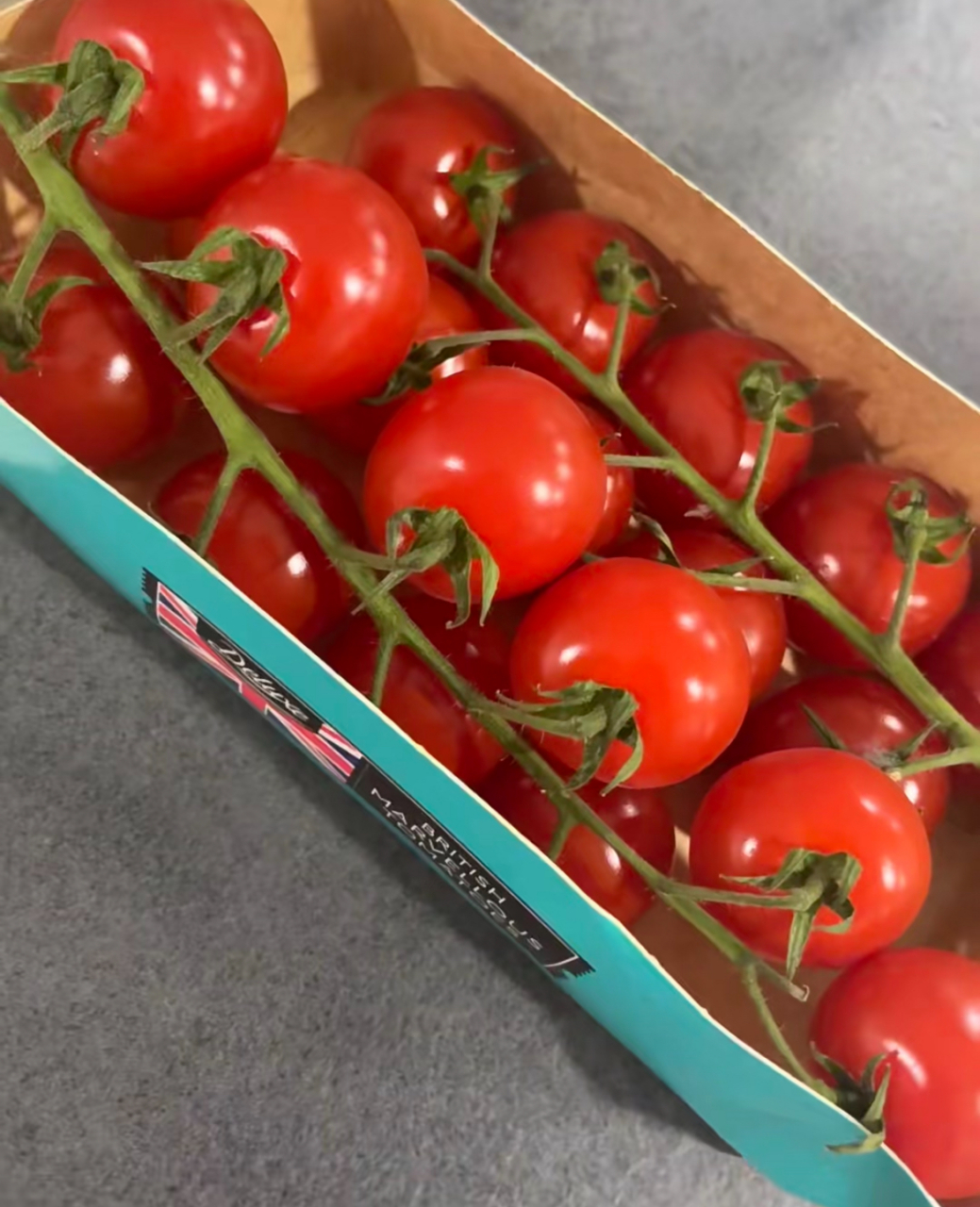 网友:终于知道为什么叫圣女果了,今天被一串番茄美到了!