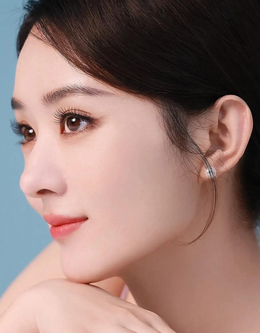 看赵丽颖的侧脸好优越啊,一副国泰民安的脸,看她的笑容好亲切,好迷人!