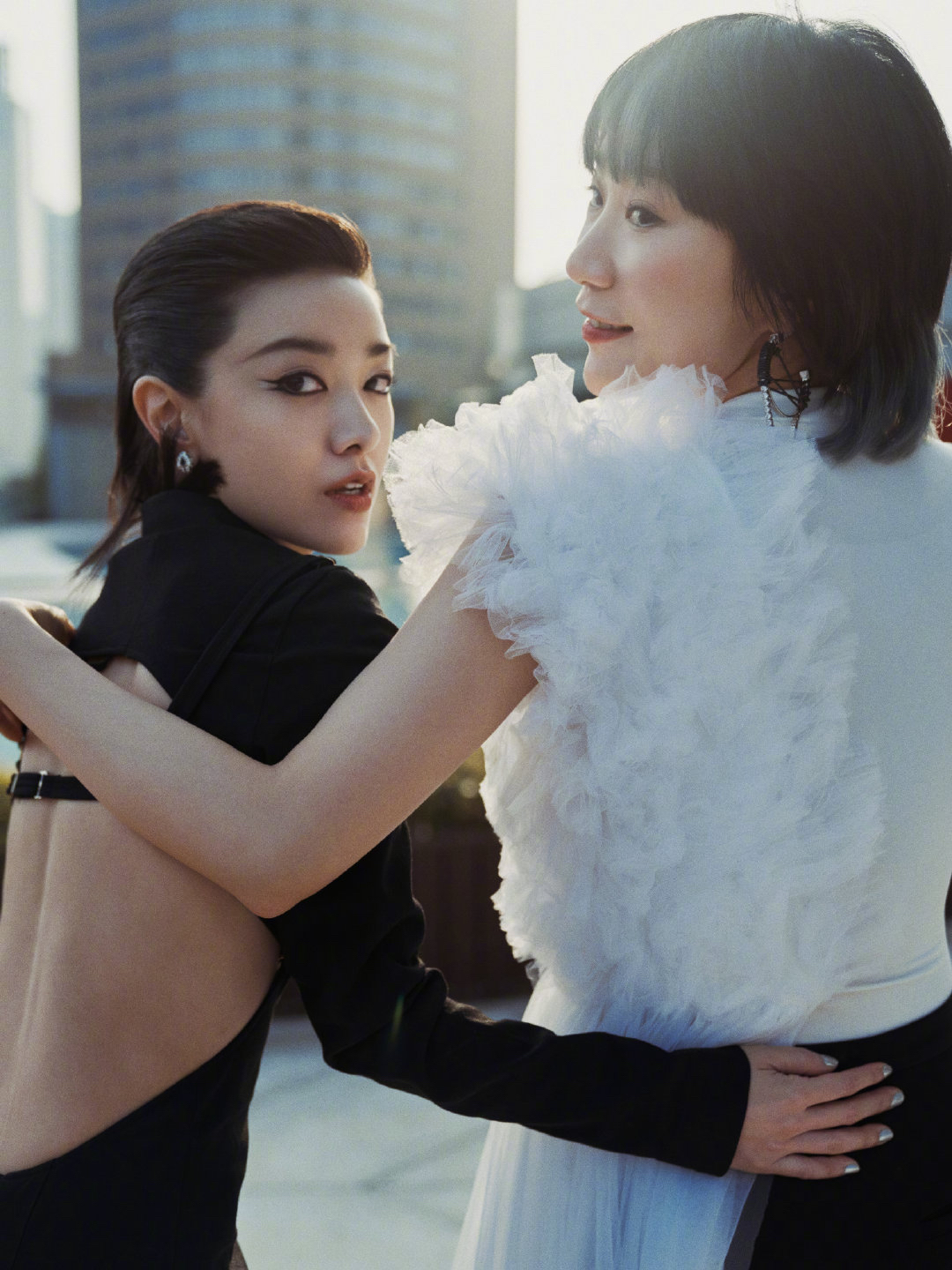 郭采洁与阿肆合拍大片,个性美里藏着冷酷叛逆与张狂