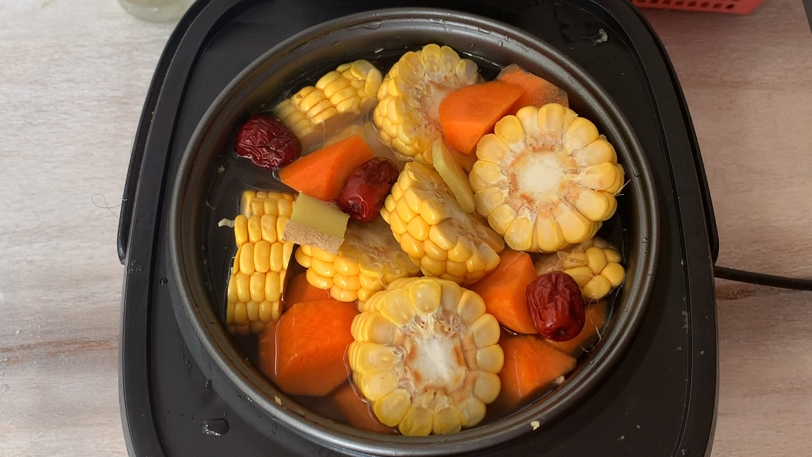 厨师长教你用电饭煲做最好喝、最营养、最方便的排骨玉米汤