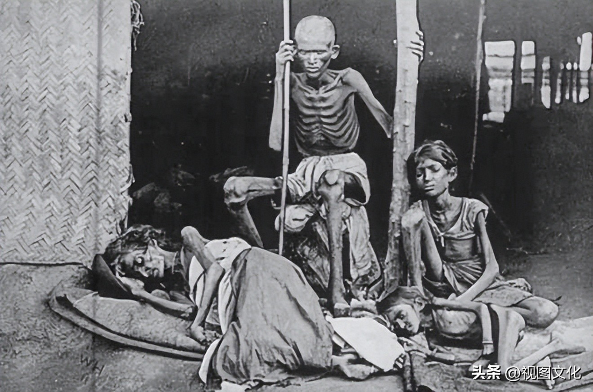 1877年,英属印度,马德拉斯大饥荒期间,饿得近似骷髅的一家人,中间男人