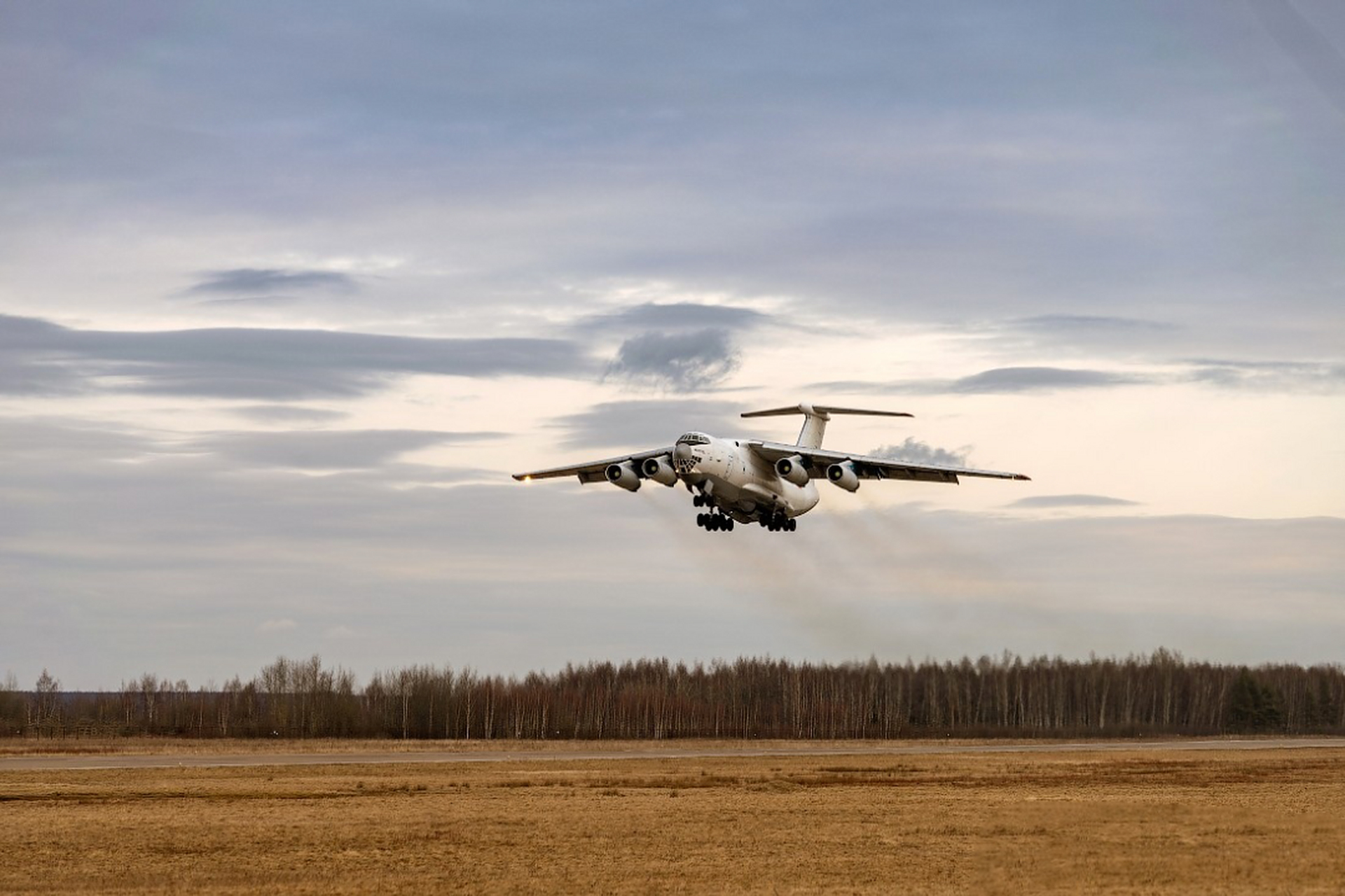 伊尔76运输机,曾是解放军空军最大的运输机,数量还不是很多,需要看
