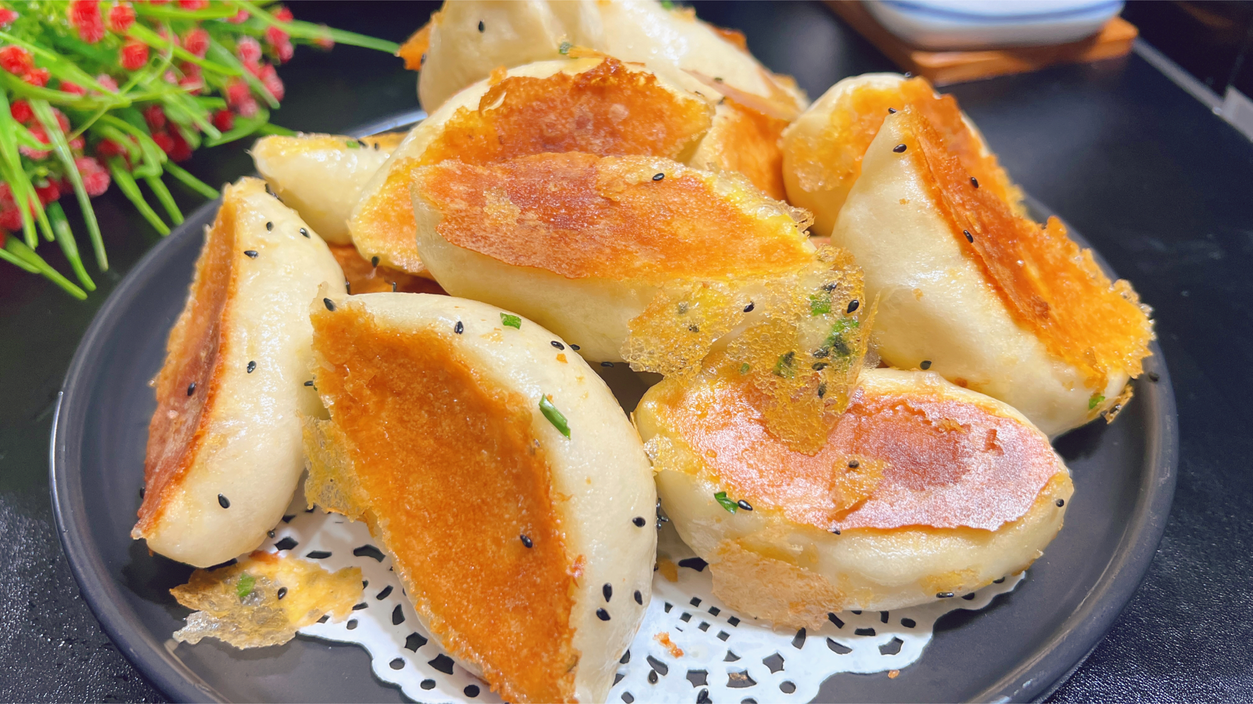 做水煎包,不起冰花皮硬不松软?教你正确做法,皮软馅香凉了不硬