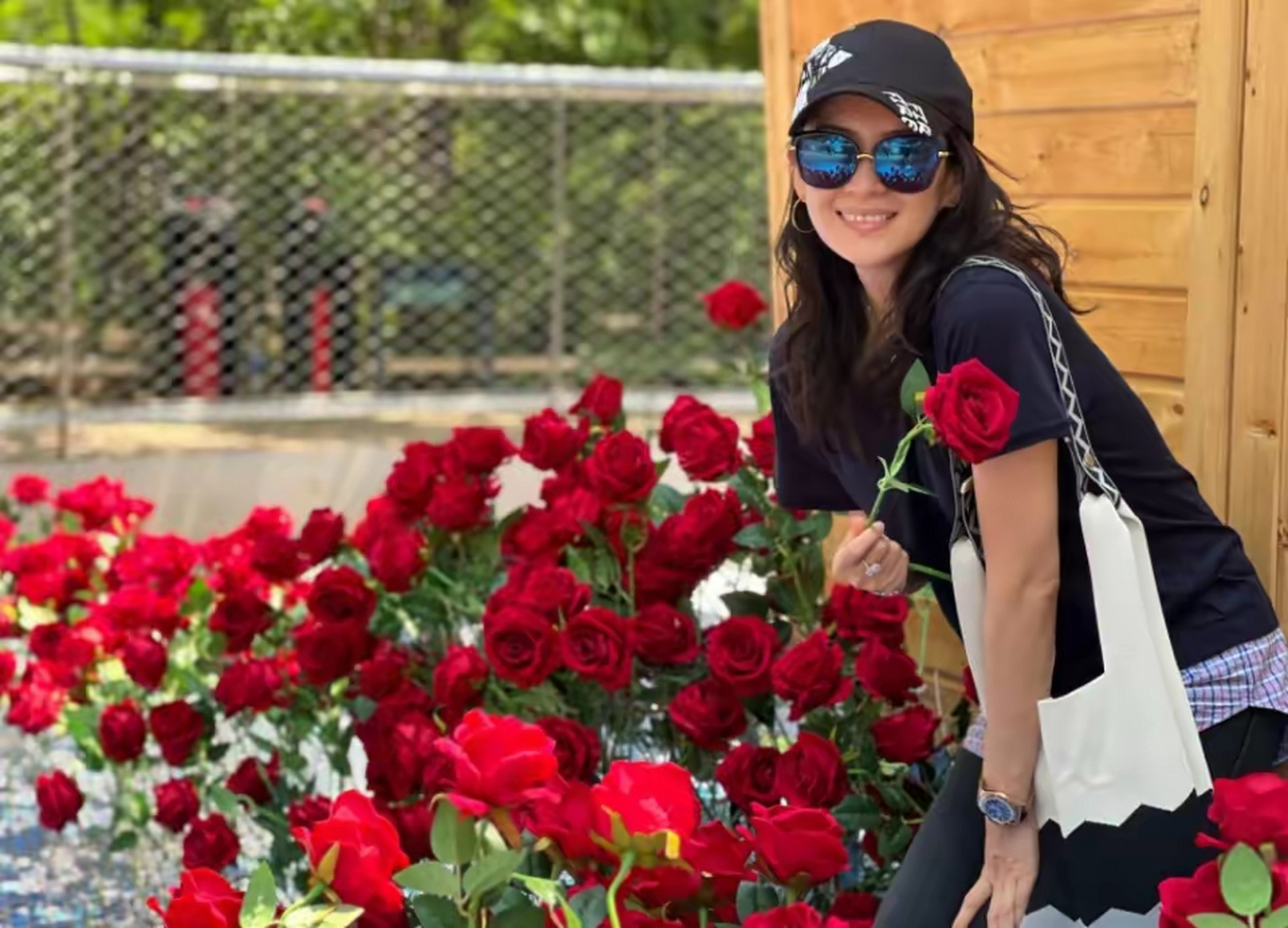 披头散发穿拖鞋接地气,7岁醒醒身高瞩目  6月23日,章子怡最新动态曝光