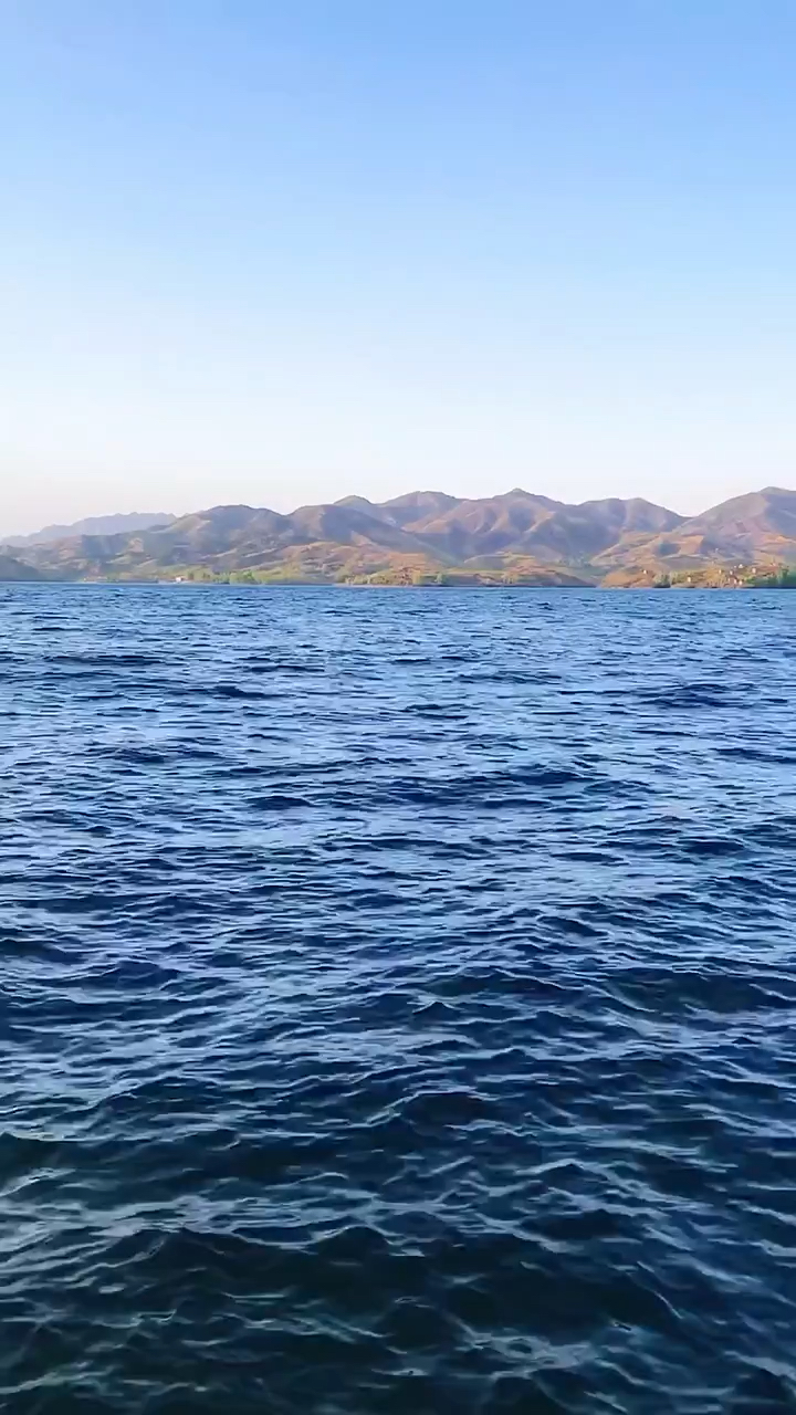 清澈的湖水,蓝蓝的天空