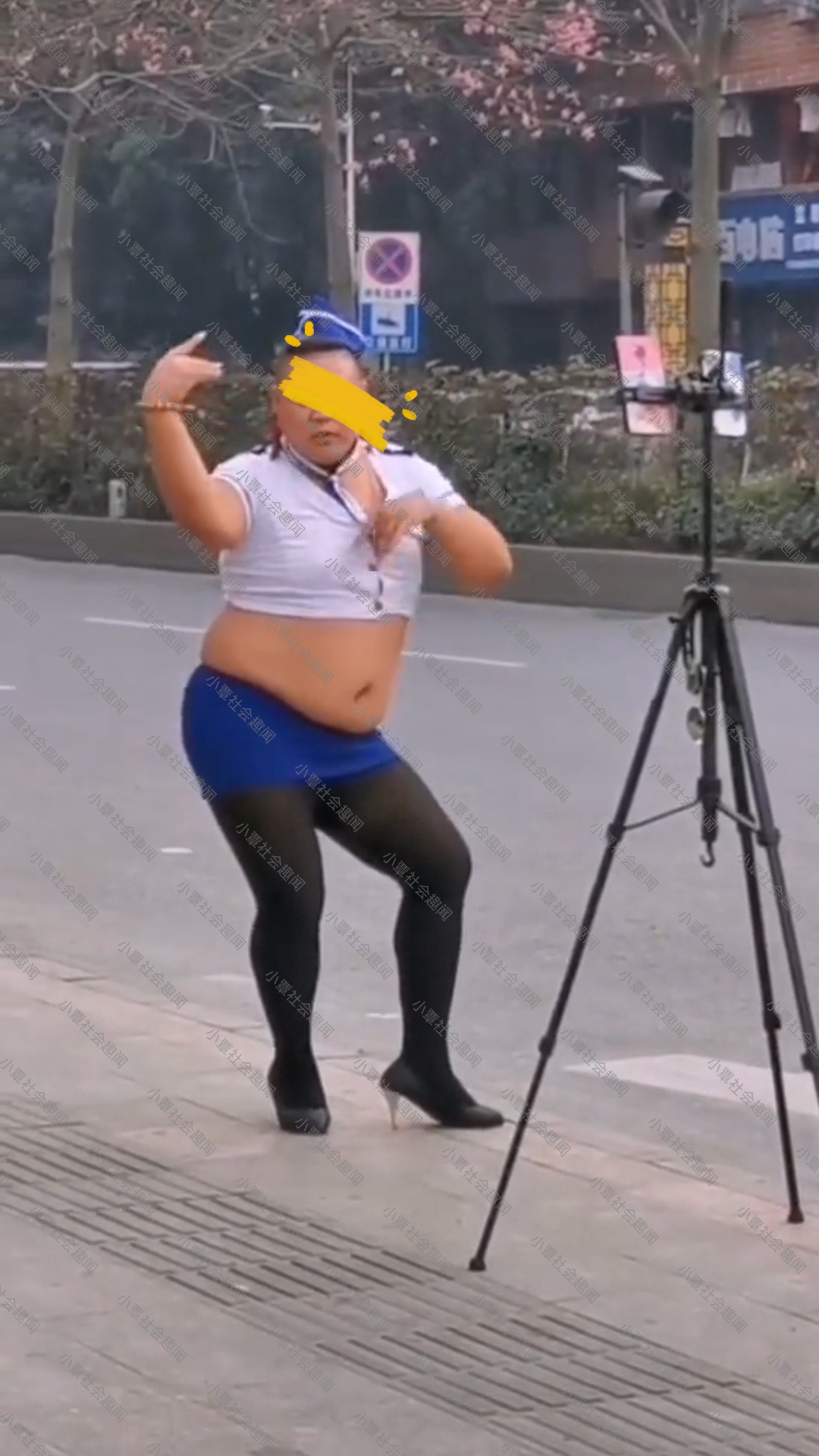 广东:一肥头大耳的男子,穿着黑丝袜在路边热舞直播