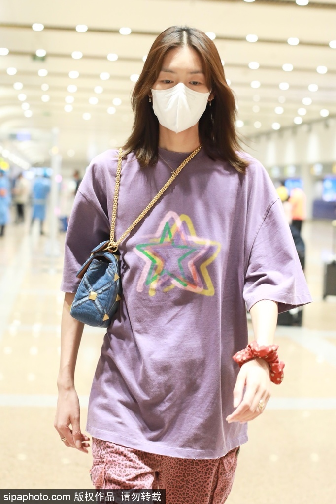 组图：刘雯低调现身首都机场 着星星图案紫色T恤休闲随性第5张图片