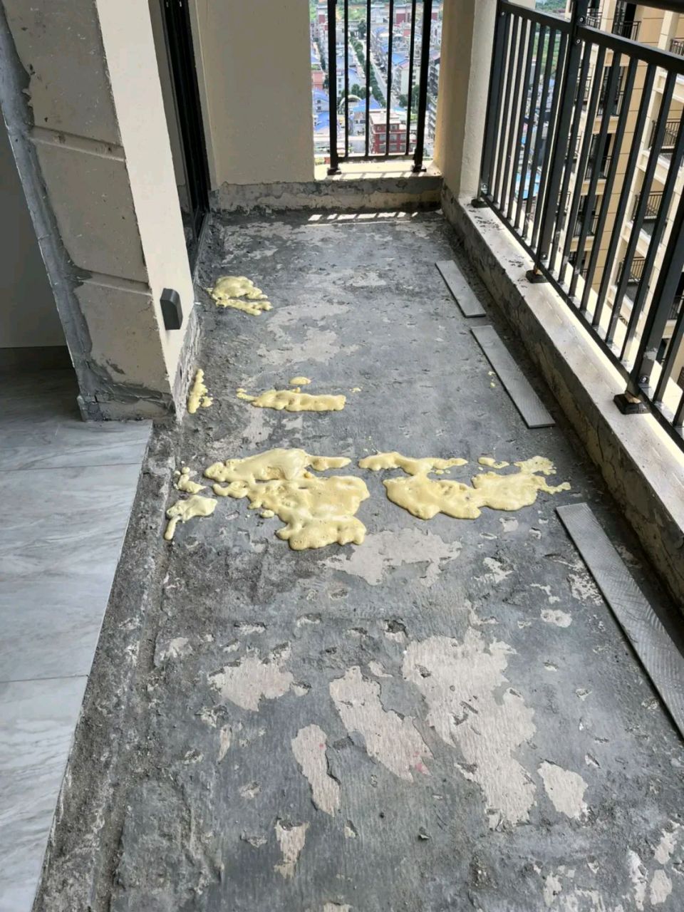 阳台防水没做好,水渗到楼下了,下面业主要我把砖敲了重新做防水,然后