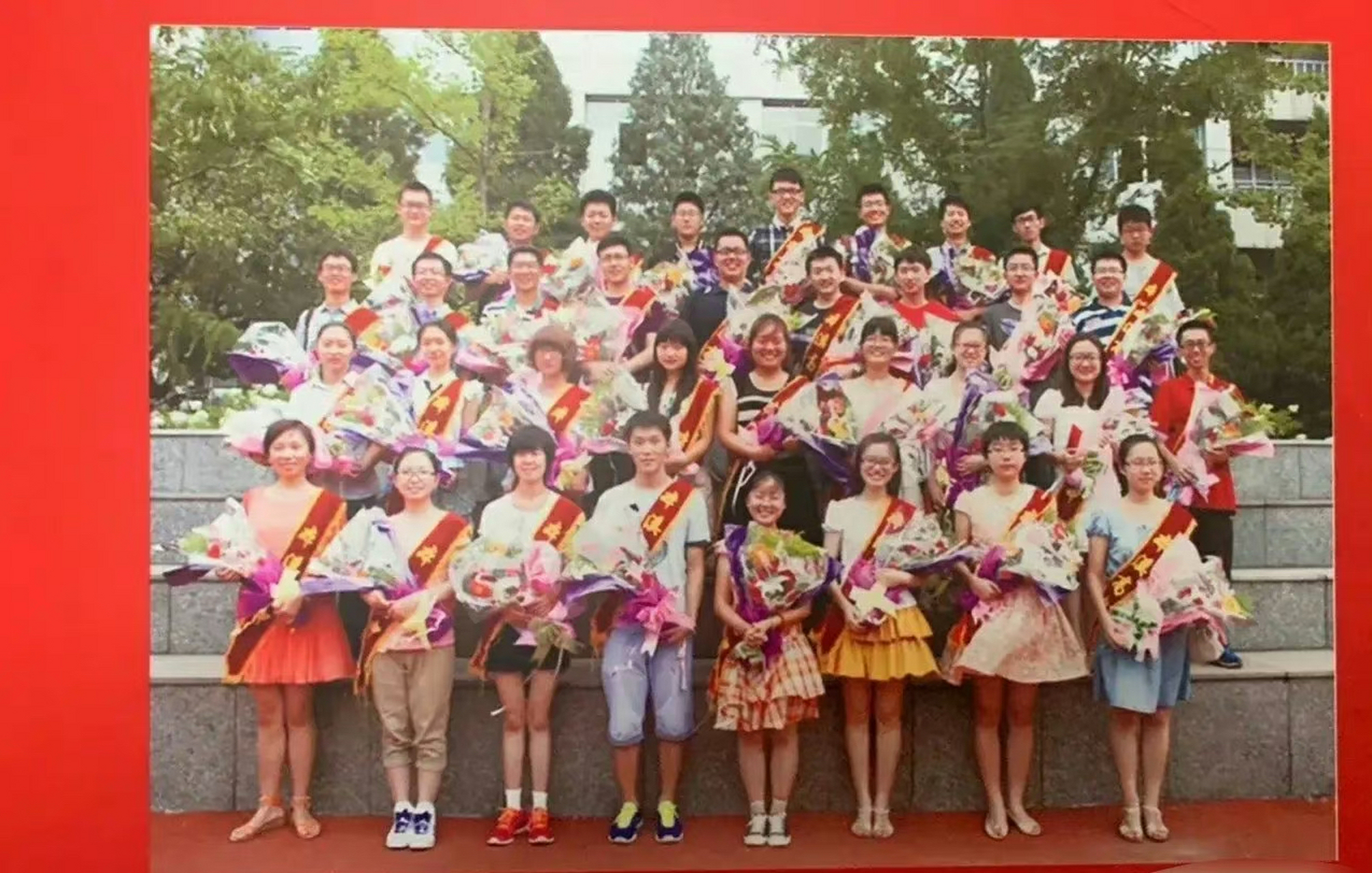李雪琴高中那一届有36人被北大清华录取,站在c位的文科状元,真牛