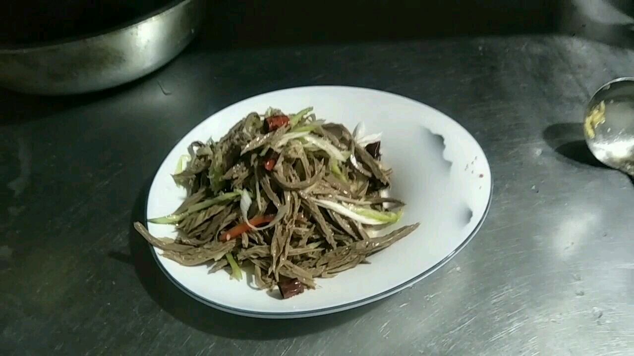 饭店师傅教你一道精美凉菜,凉拌黑腐竹,蒜香十足非常爽口
