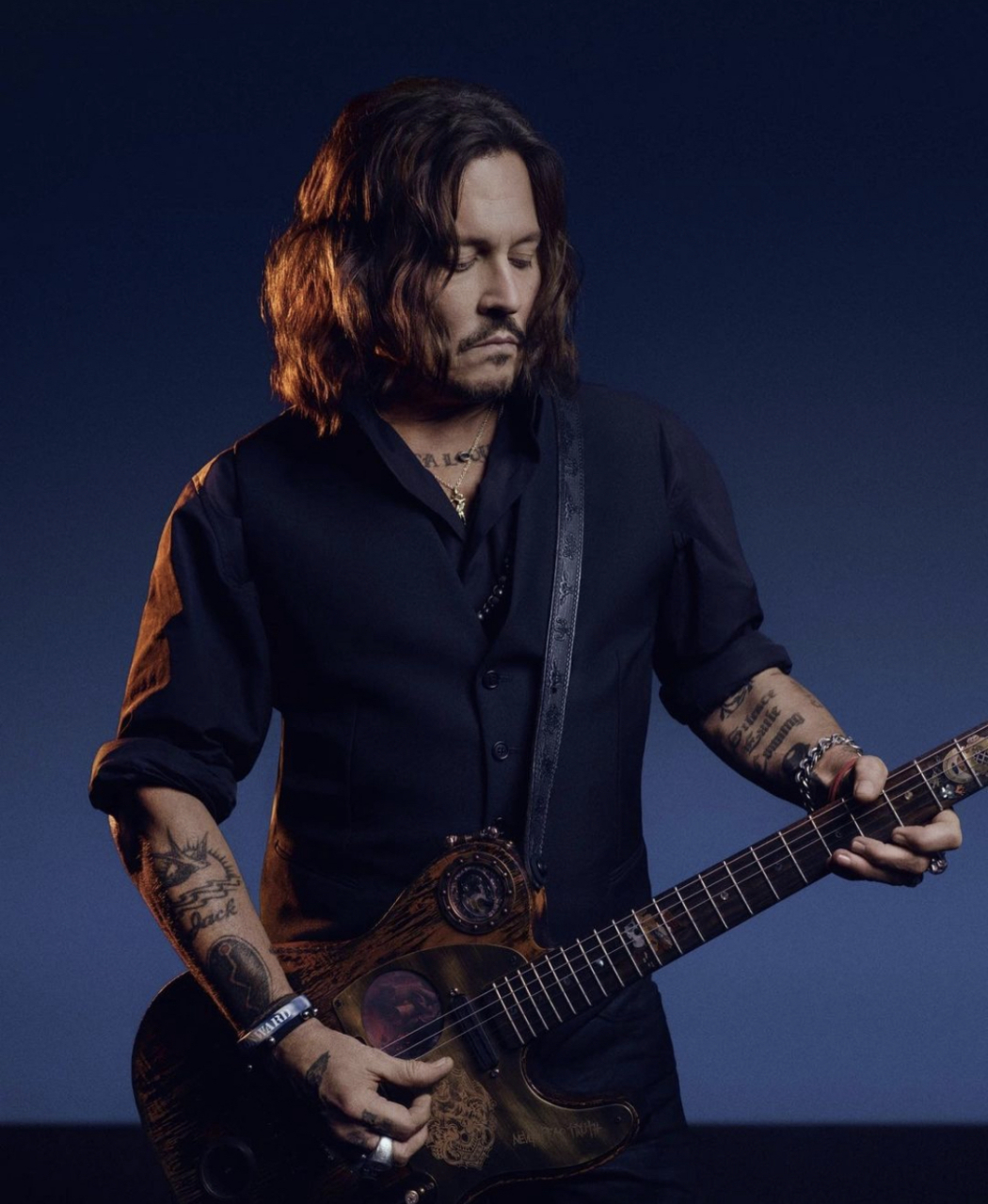 约翰尼德普为迪奥拍的最新的广告大片[亲吻][亲吻][亲吻][亲吻]