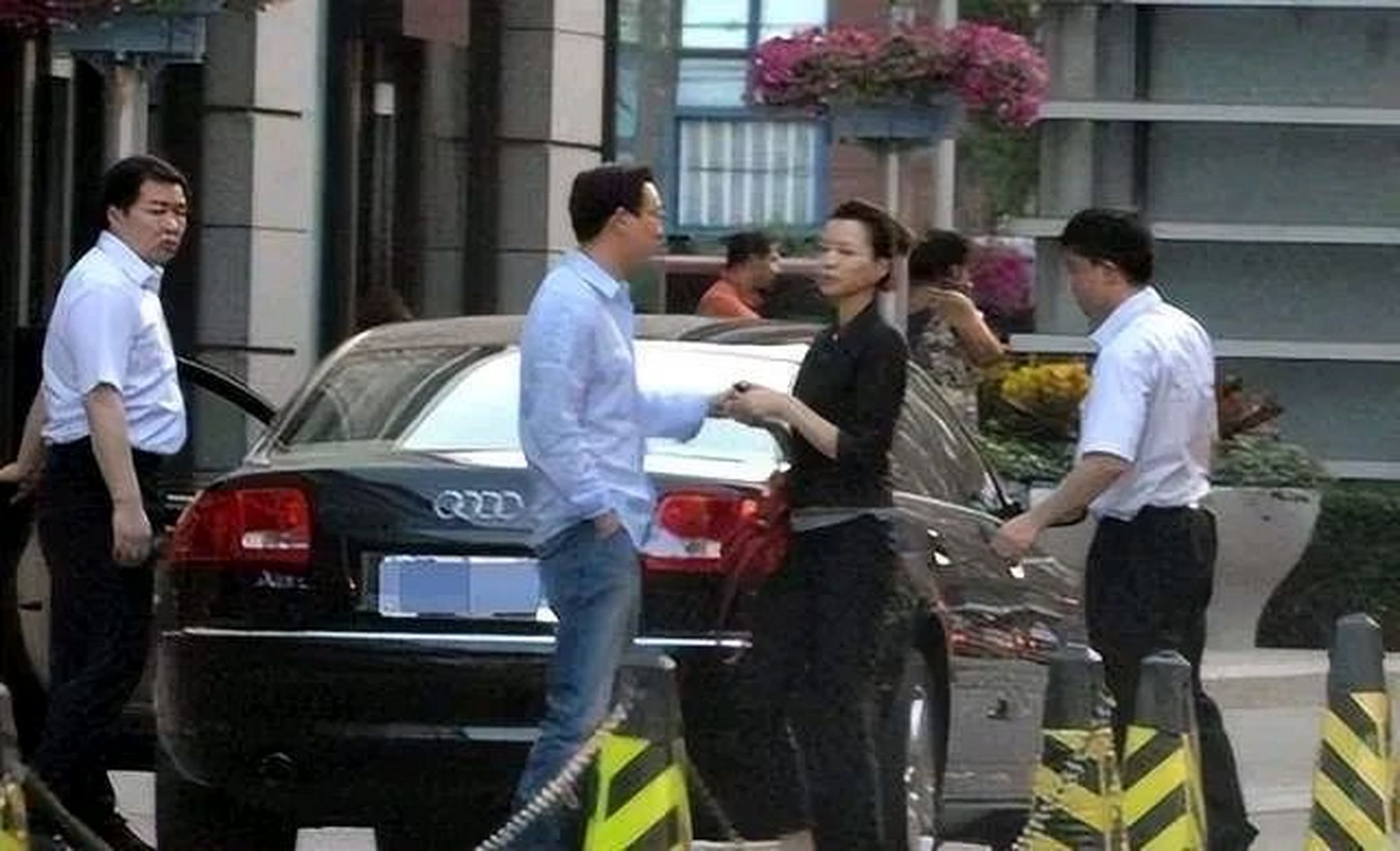 "金晶一听,怒不可遏,直接质问密春雷:"你要两个孩子还是要董卿?