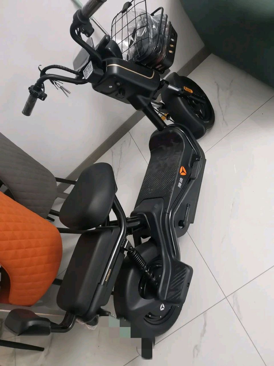 昨天跟媳妇吵架了,因为她把车借给小舅子了.