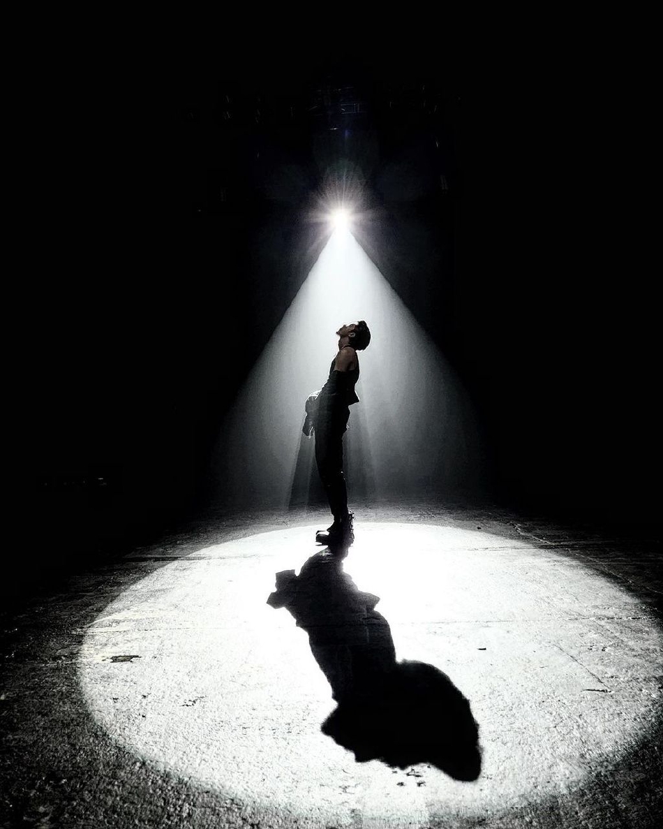 组图：蔡徐坤分享黑白氛围感写真 聚光灯下气场全开第3张图片