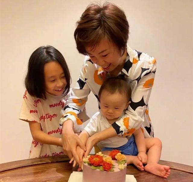 张怡宁在香港豪宅秀球技,61岁富豪老公宠爱有加,生下两个儿子