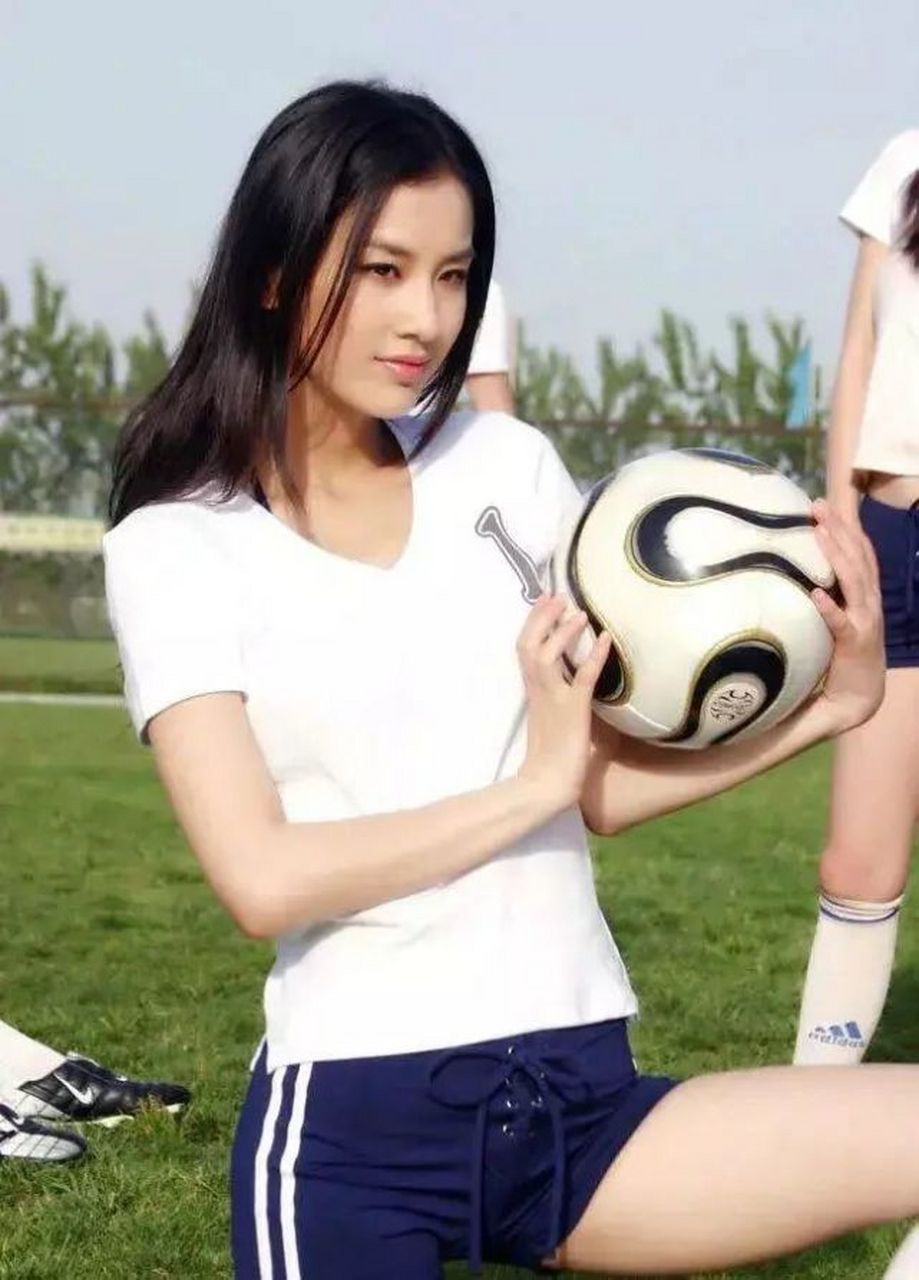 踢球的黄圣依(二)