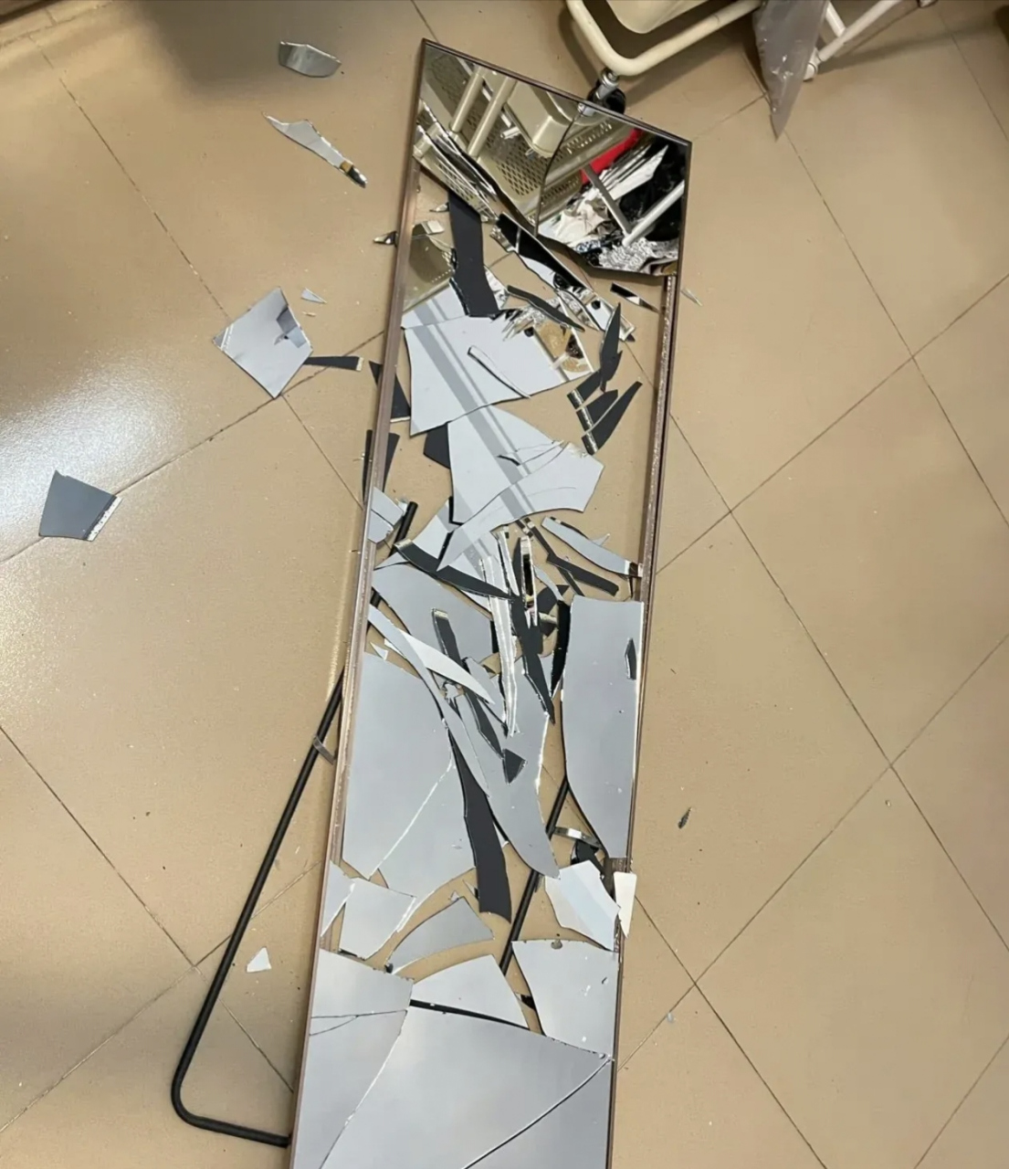 我以前上大学的时候全宿舍集资买了一块和图里一样的镜子,粘门背后