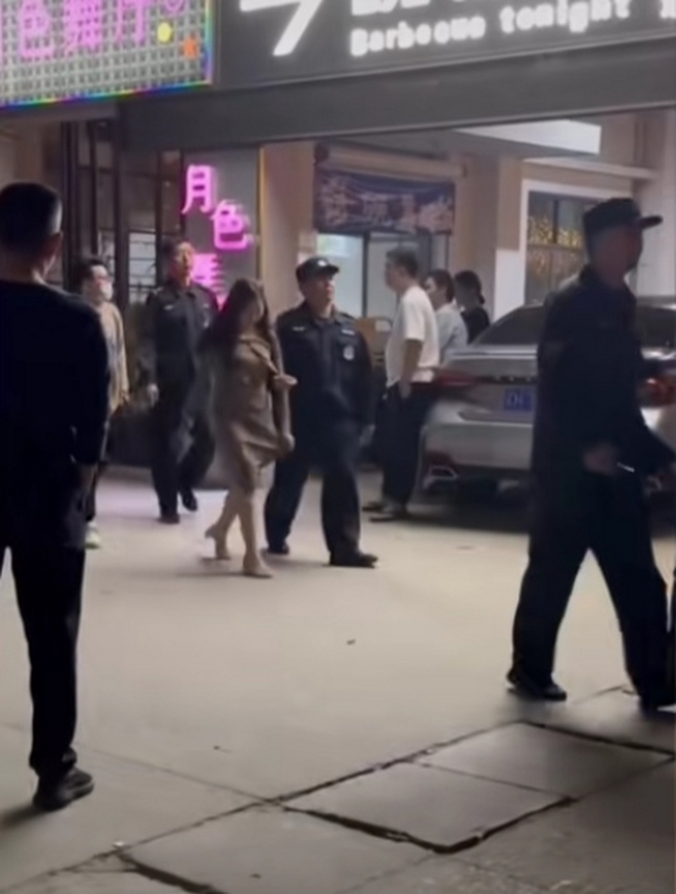 这是扫黄现场哈哈