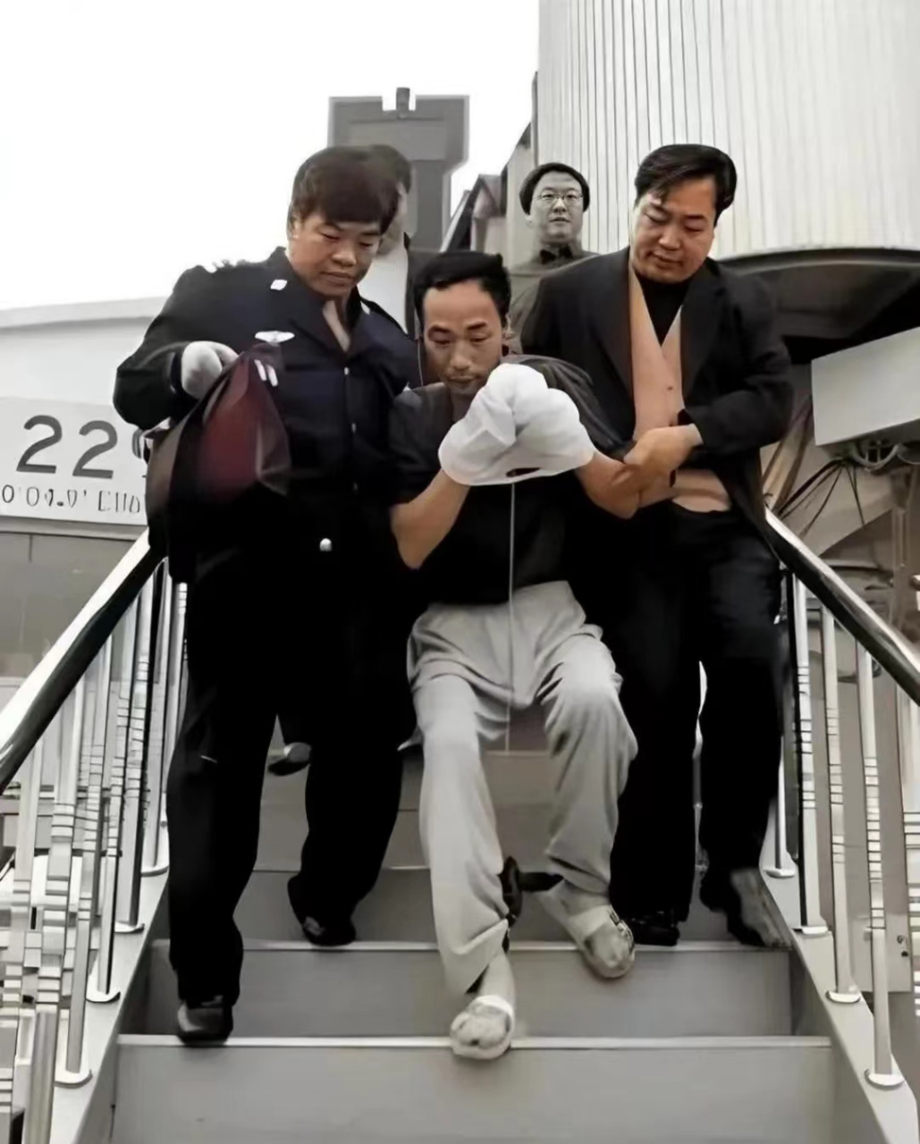 2001年,靳如超在广西被警方抓捕后,乘飞机被带回石家庄时的场景.