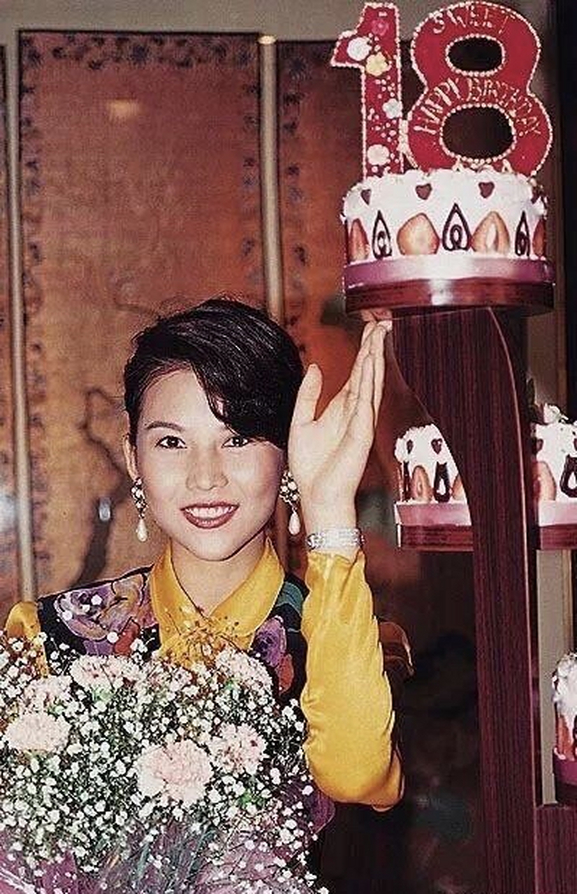 蔡少芬十八岁生日宴,蛋糕都这么豪华,她一定很开心吧!