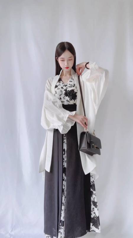 这种简单大方的设计,感觉什么场合都能驾驭