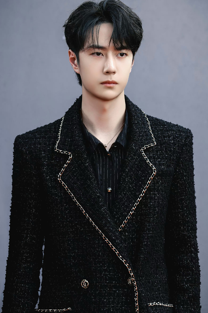 王一博与celine的适配度也不输香奈儿哎,难得一见的超低领,搭配丝巾