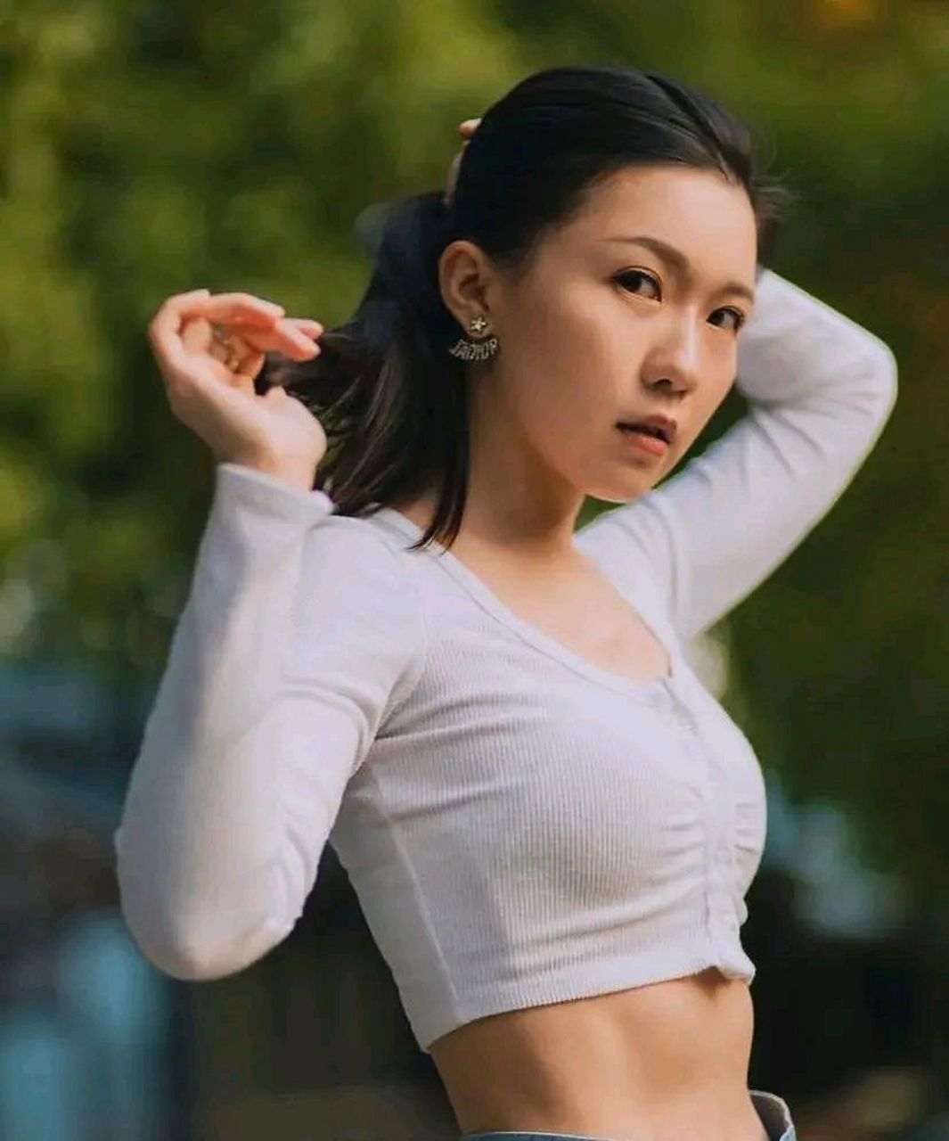 近日,王子涵在社交媒体上大派福利,分享了好几张泳装照,晒了一波