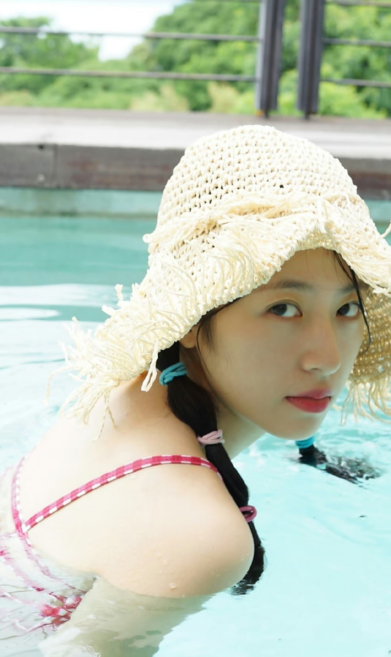 周雨彤# 玫红色格子泳装,甜美清纯