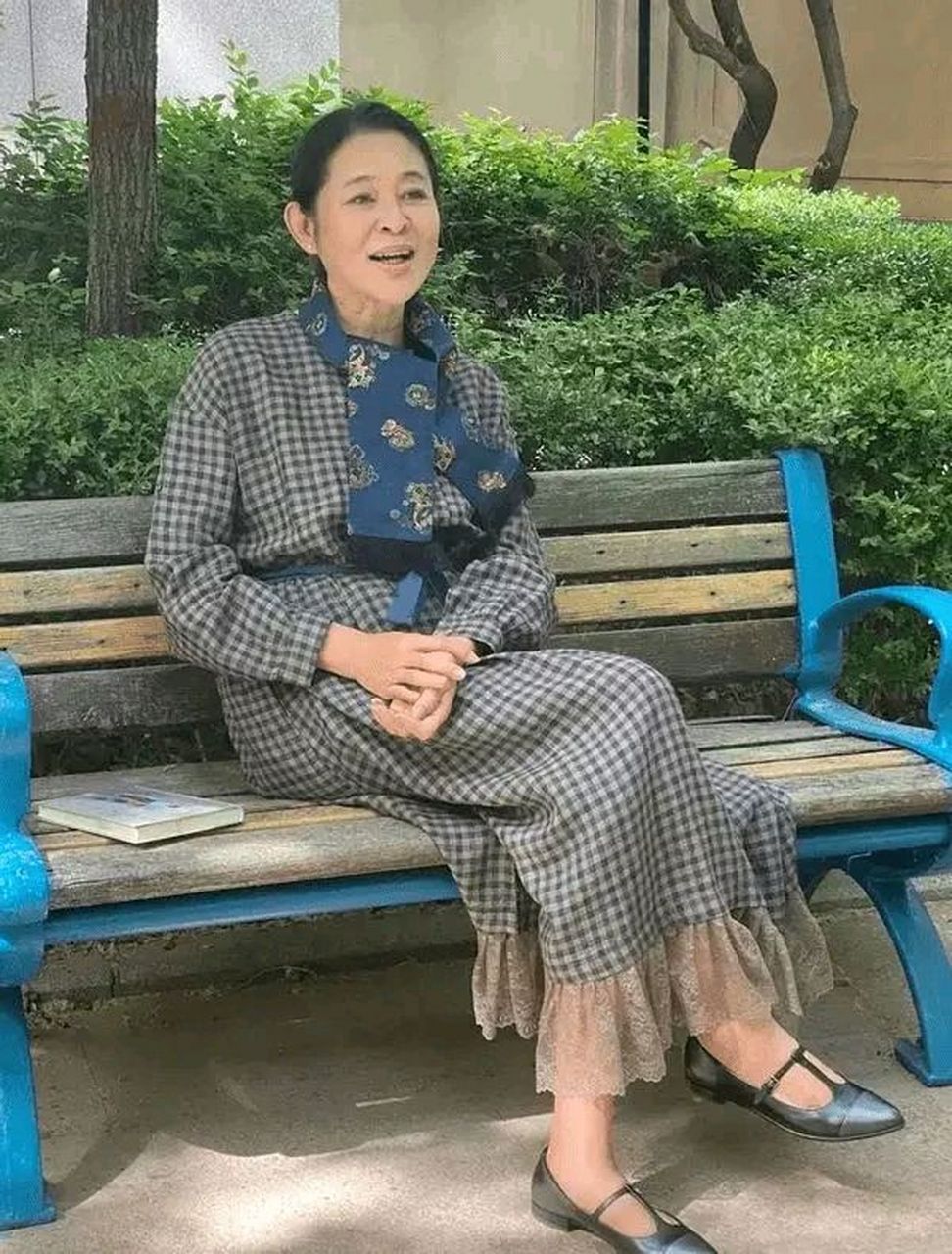 倪萍在街头被拍下的照片中,穿着简单又随性,却展现出了更加漂亮的一面