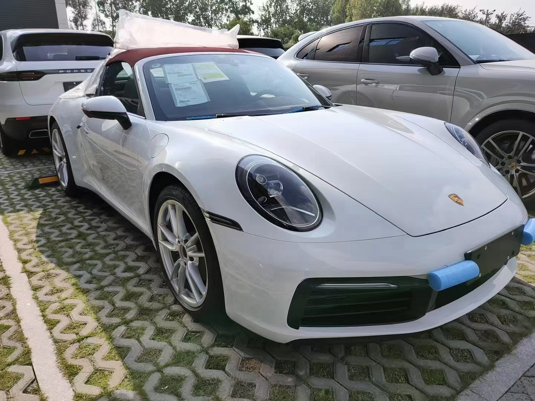 911 targa    白/红/红  1566800,敞篷开着太拉风了,多少人的梦中情车