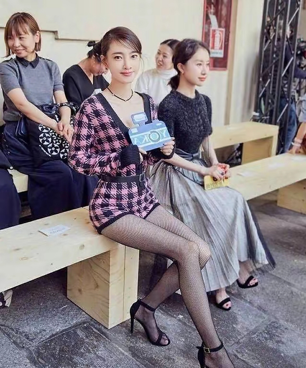 网友:有种"化腐朽为神奇"叫王丽坤,穿黑色渔网丝袜,勾勒出迷人美腿