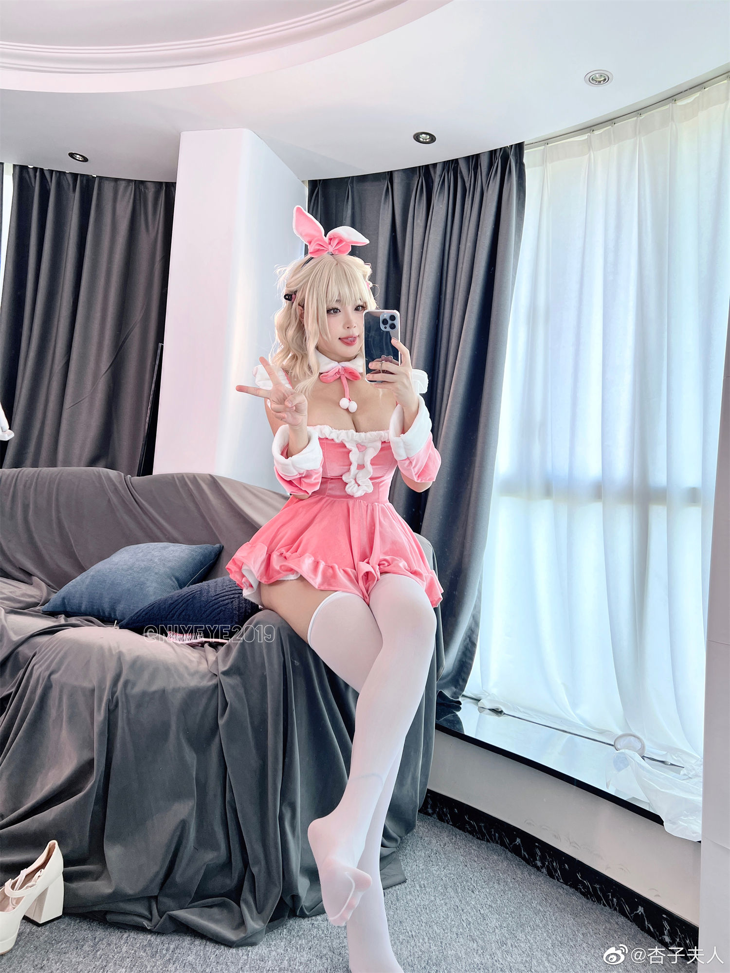 杏子夫人纯天然的美人儿,跑过粉色天鹅绒的田野 杏子夫人纯天然的美人儿,跑过粉色天鹅绒的田野