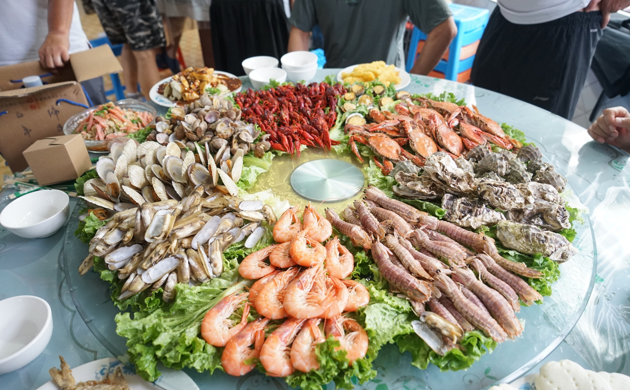 你们期待的海鲜大餐来啦 午饭和晚饭 咋没酒?