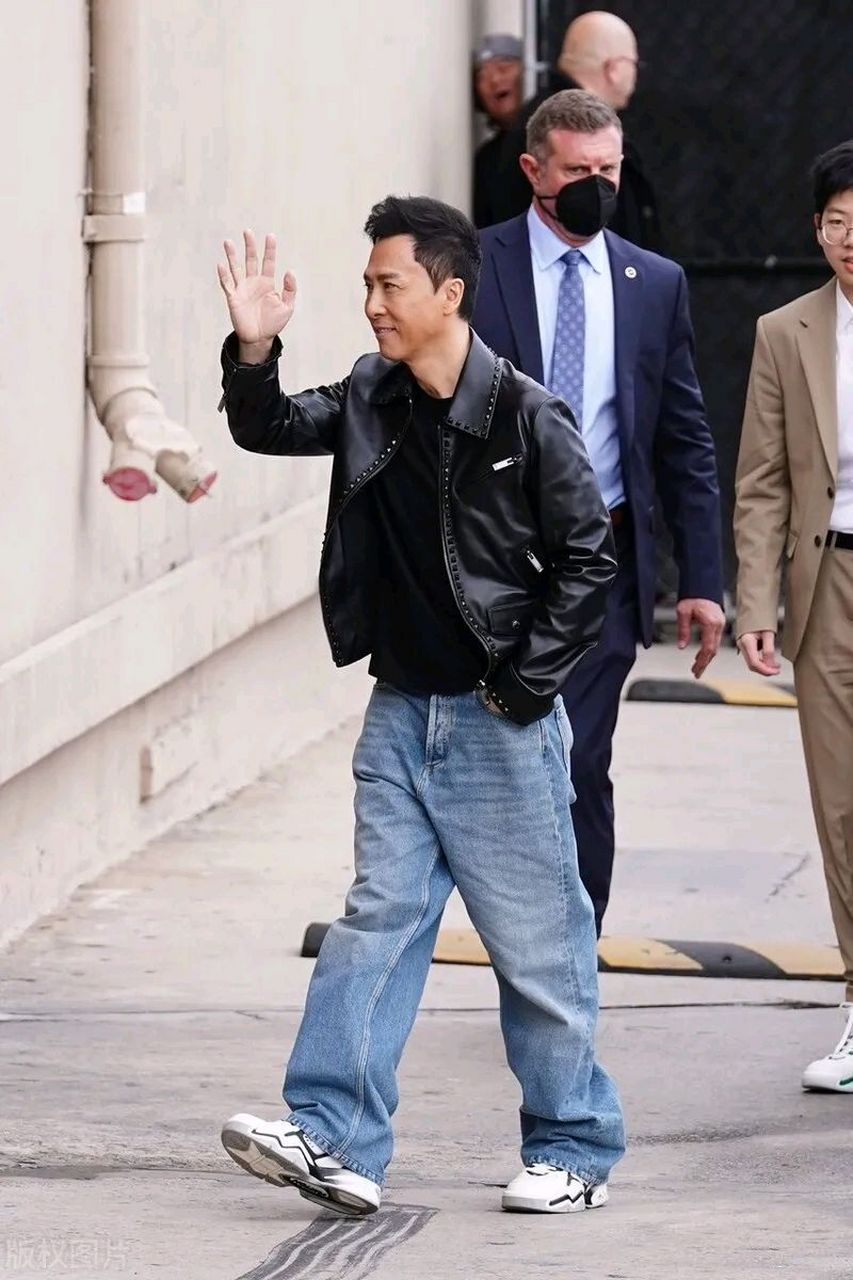 甄子丹的身材还是很不错的,穿上皮衣有点像个机车男,真的是太酷了