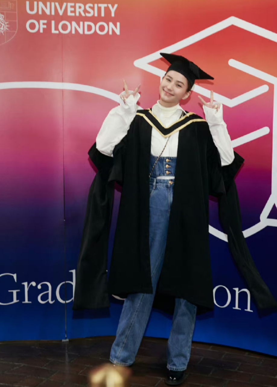 何超莲参加伦敦大学硕士毕业典礼,穿着学士服拍照太文艺,高学历的豪门