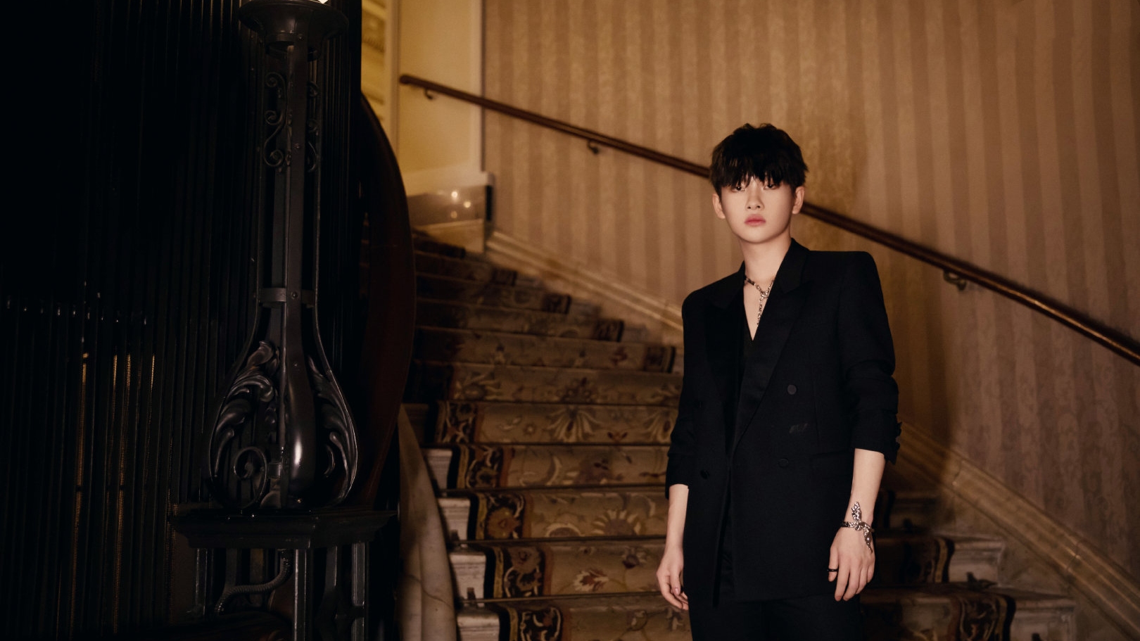 歌手周震南,拥有自己风格的小哥哥,来看他的帅照