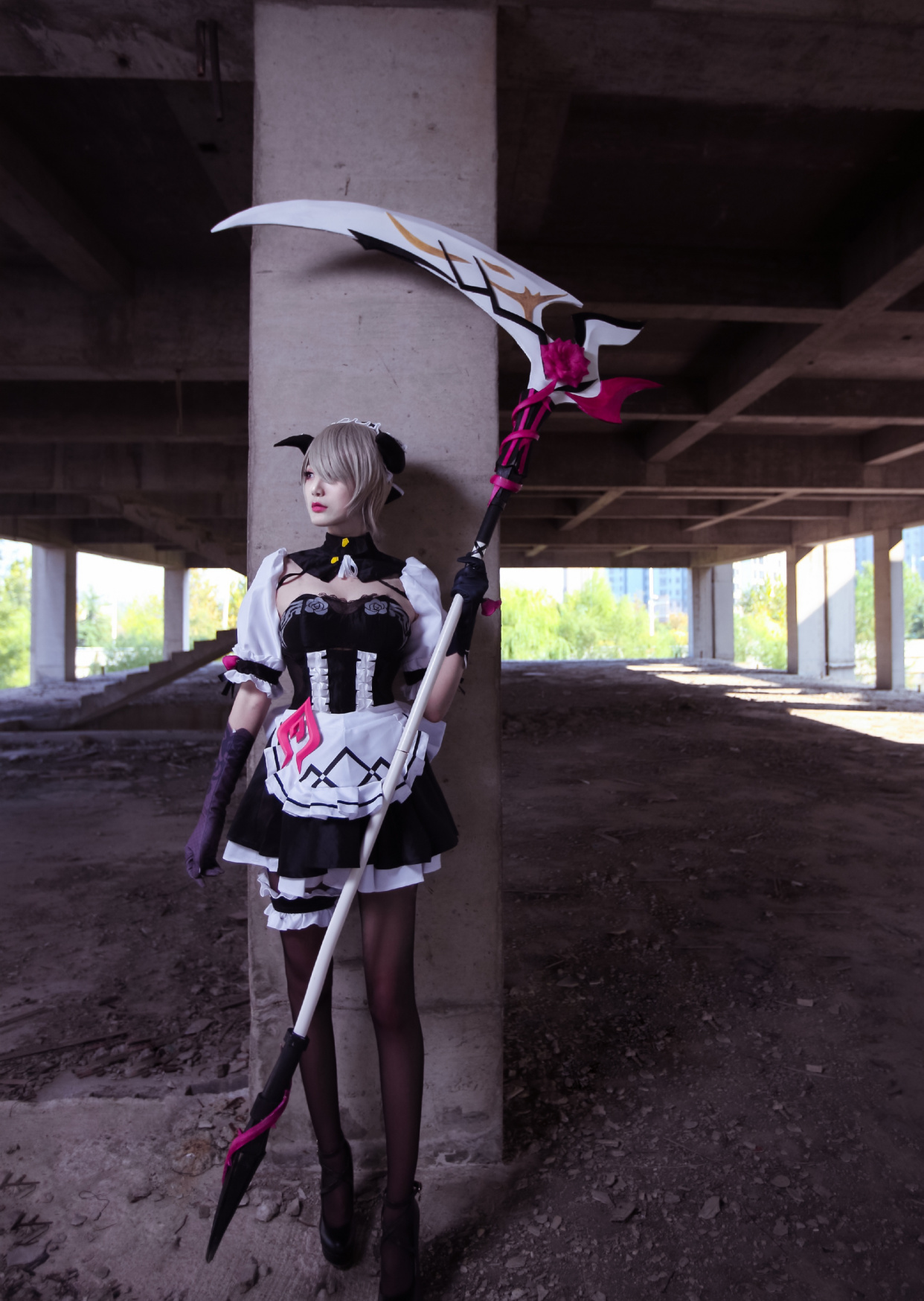 cosplay:《崩坏3》丽塔·洛丝薇瑟,死神镰刀配鲜花特效感觉好帅气