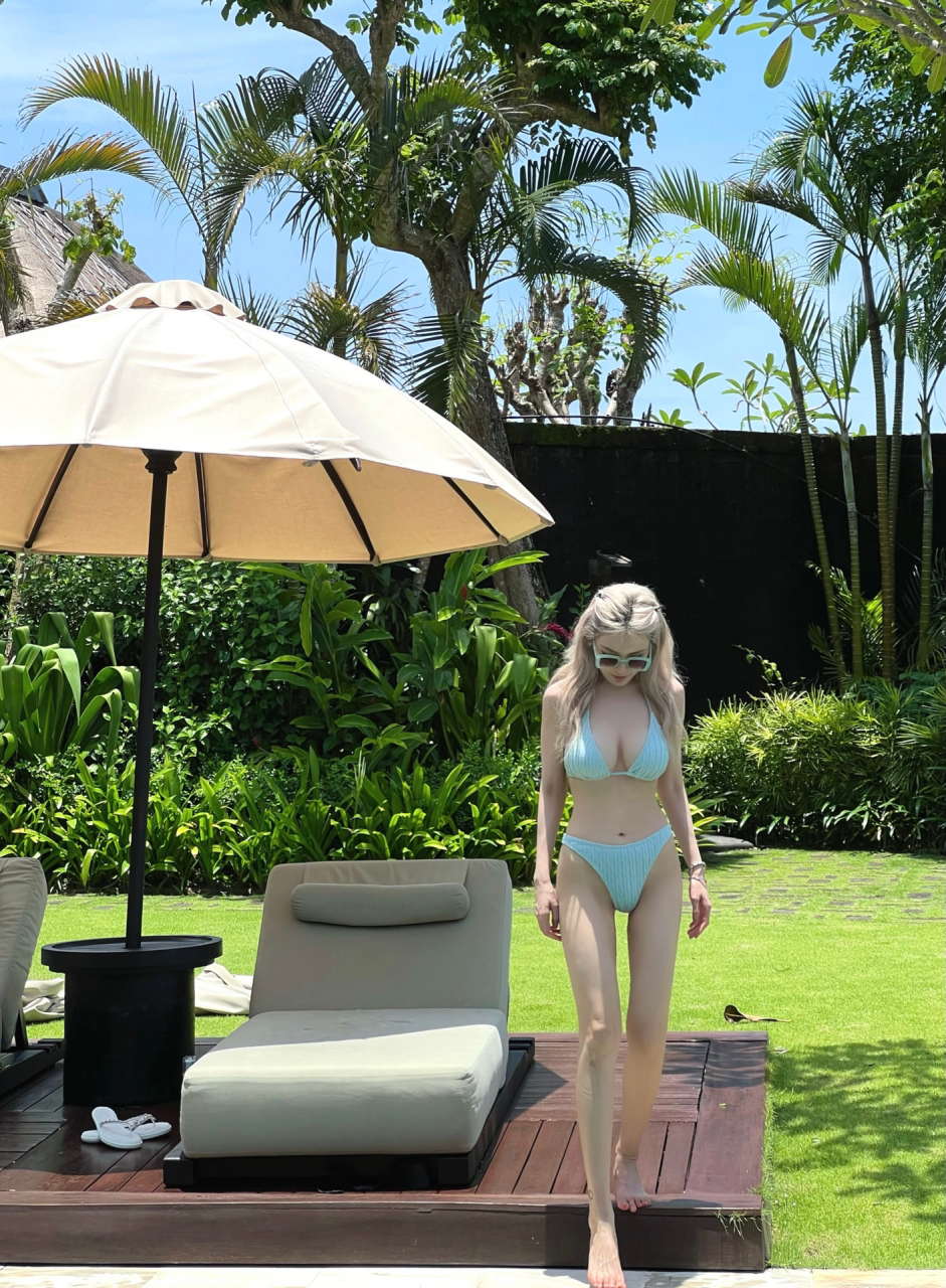 周扬青海边度假泳装照,身材真的太好了吧!