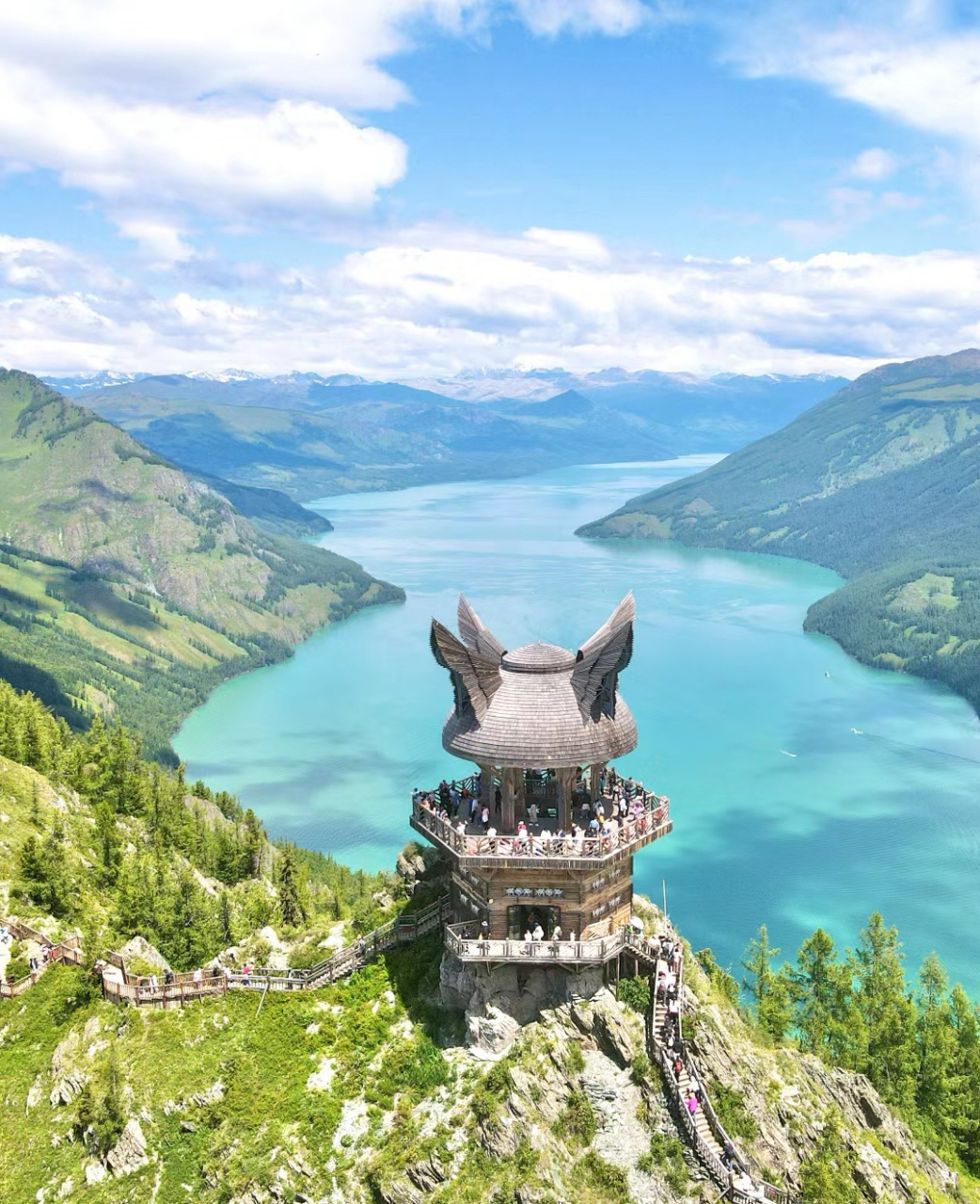 观鱼亭位于喀纳斯湖西岸的骆驼峰上,距离湖面高差660多米,是观赏