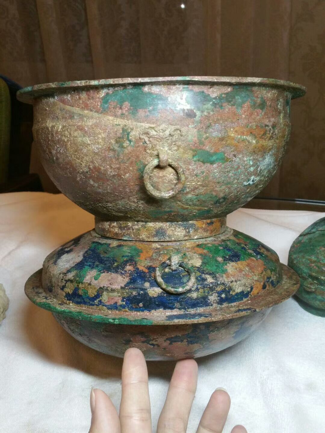 锈色艳丽的青铜蒸锅