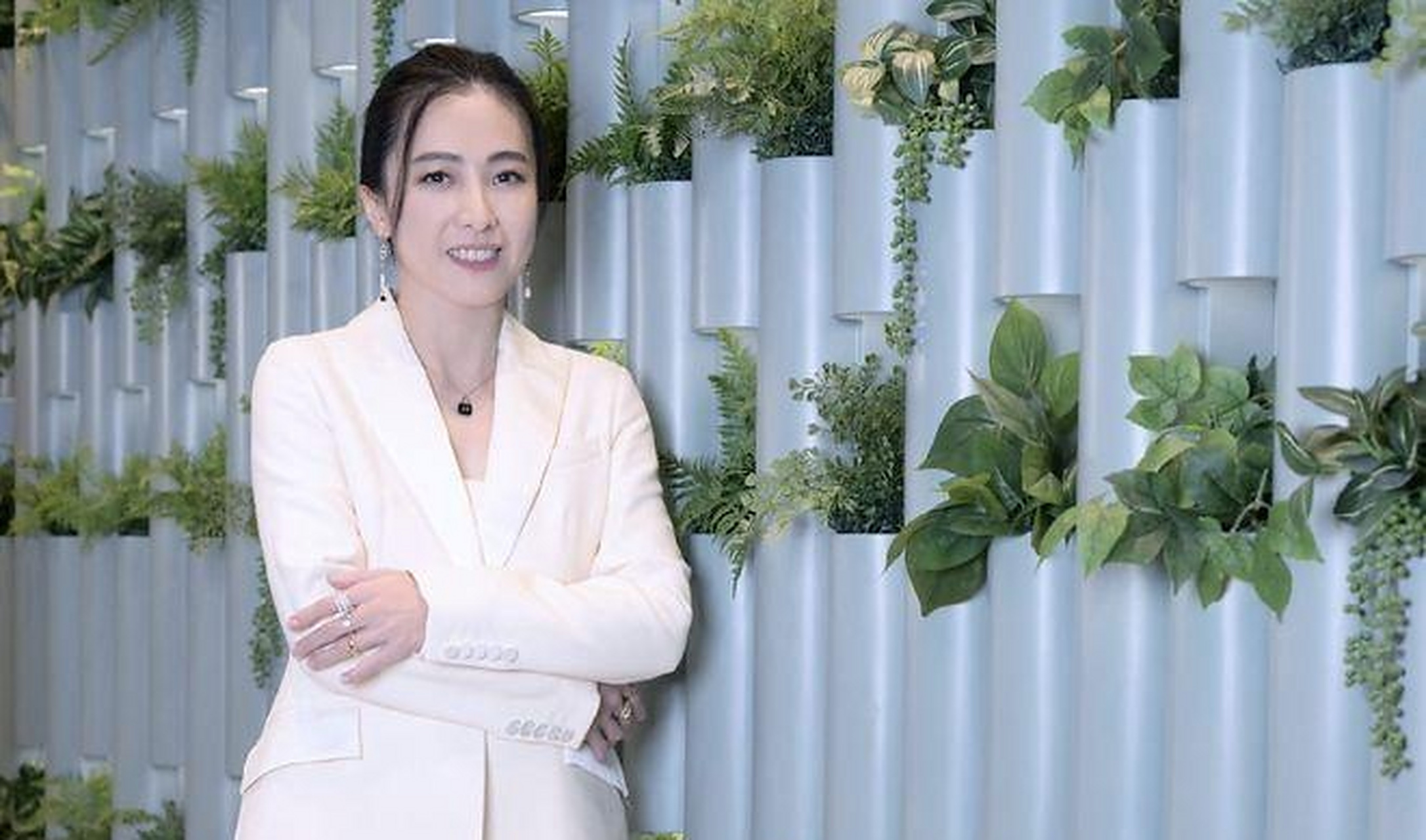 甘比参加活动,穿一身白衣扎着丸子头显年轻,古天乐也现身了