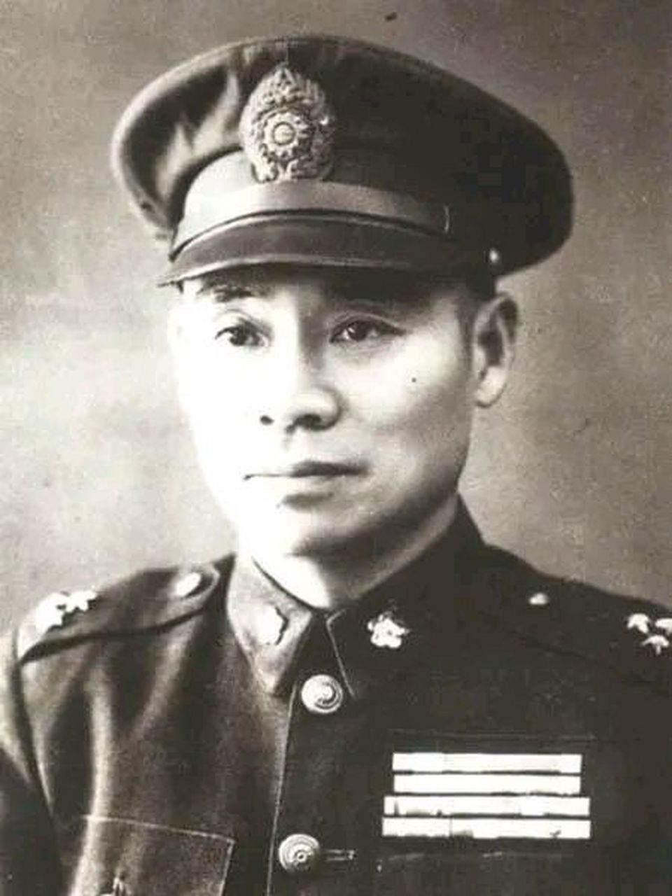 国民党43名头等战犯         1948年12月25日,中共中央公布国民党43名