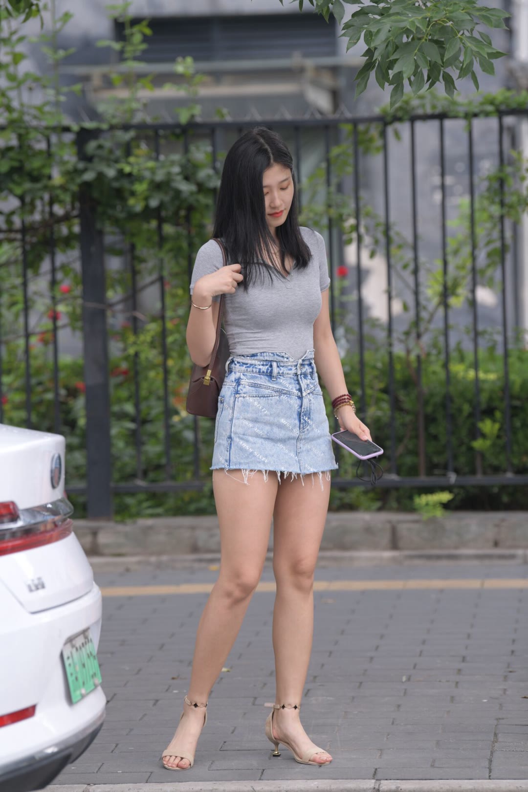 街拍美女,漂亮的牛仔短裙小姐姐,牛仔搭配短t意外好看!