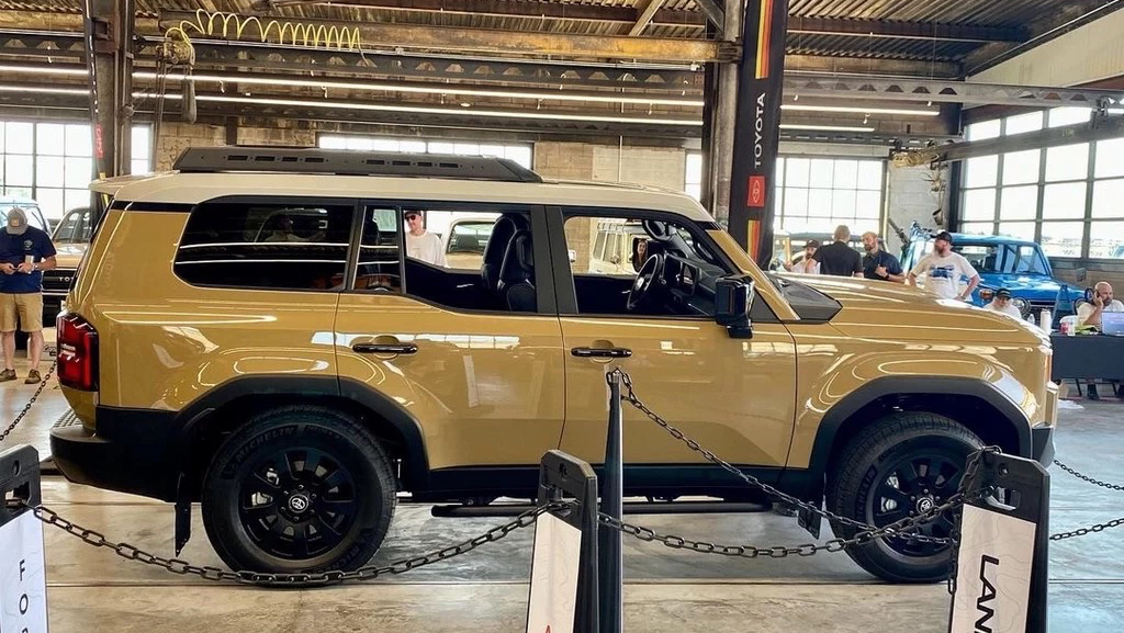 实拍全新丰田普拉多,双拼色设计,搭多种混合动力,仅售35.9万起