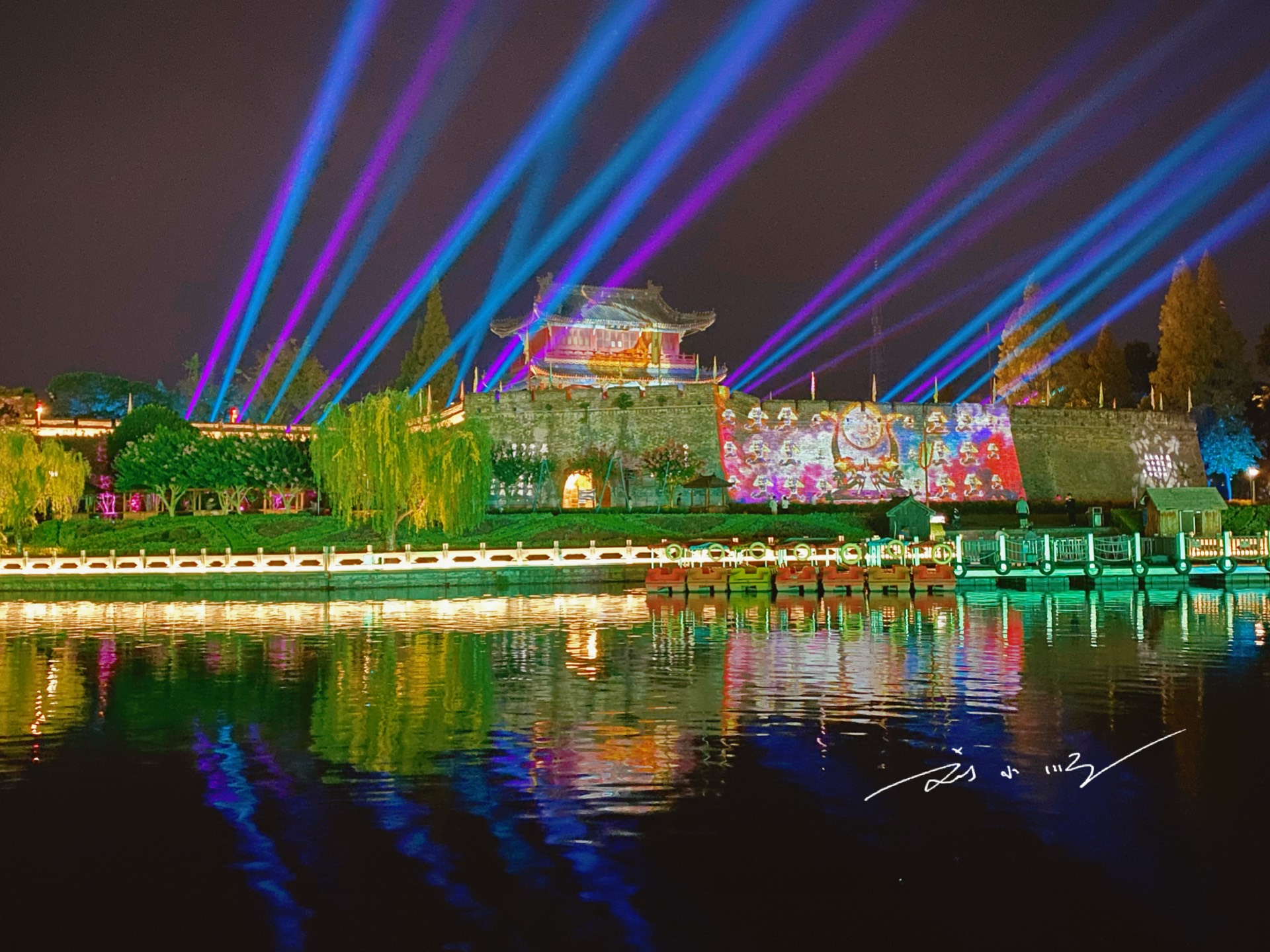 实拍湖北省"荆州古城墙"夜景灯光秀,如梦如幻,游客叹为观止