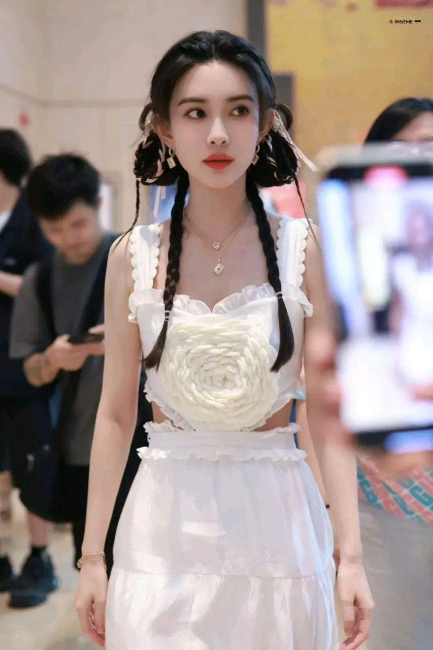 孟子义选择了一套特别的上班穿搭,《你好星期六》的