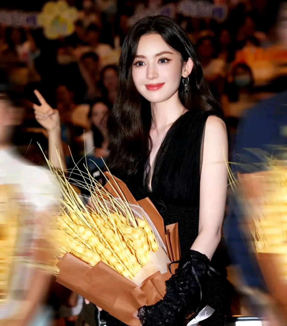 古力娜扎突然登上热搜,不过这次跟她的演技无关,而是她的工作是发了一