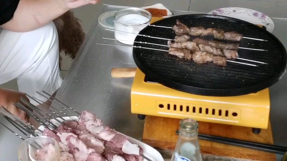 头一次用铁板烤羊肉串,再配一碗朝鲜冷面真爽