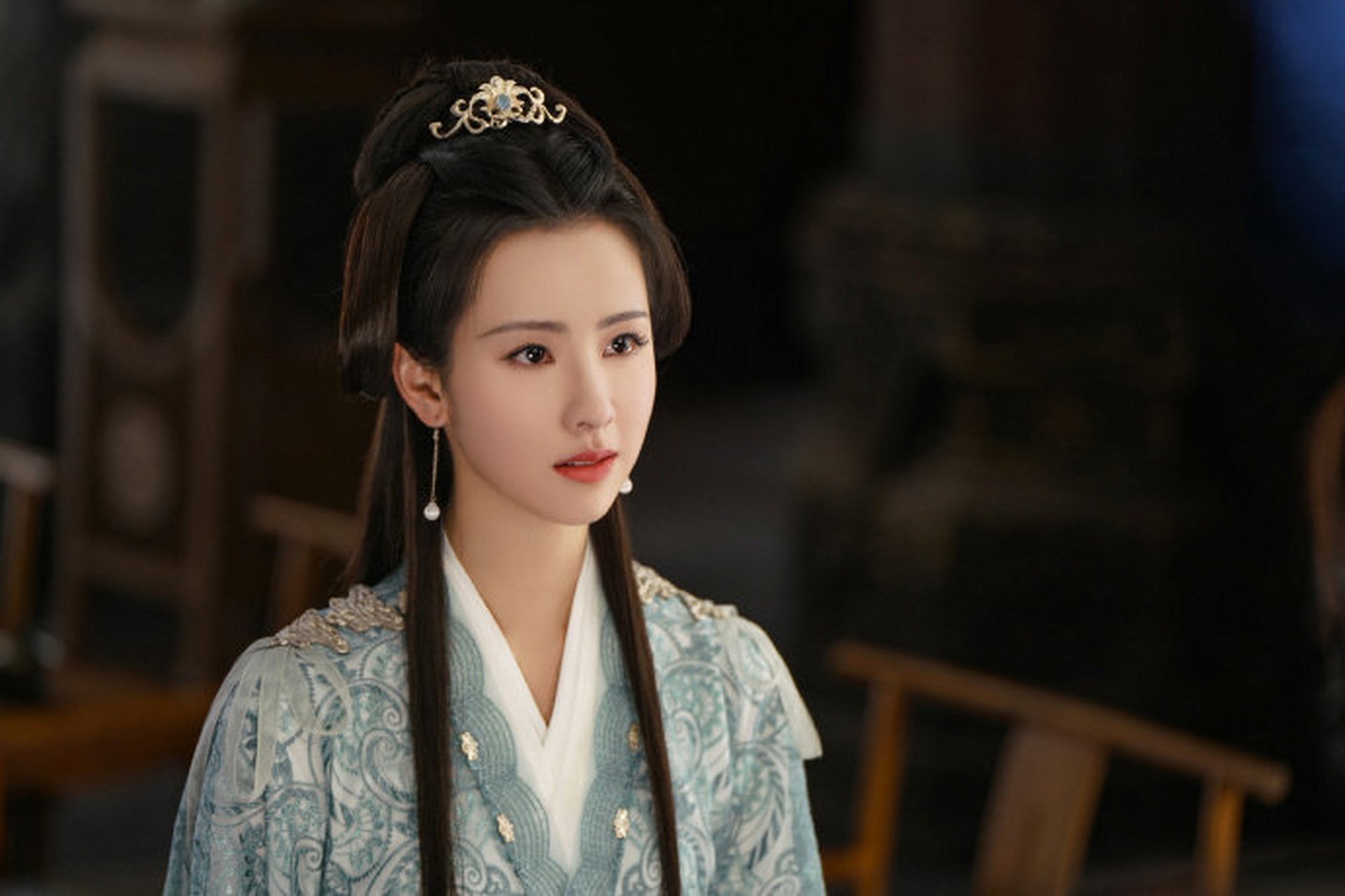 陈都灵在《莲花楼》中饰演的乔婉娩,身穿一袭青衣,秀发如云,头戴精致