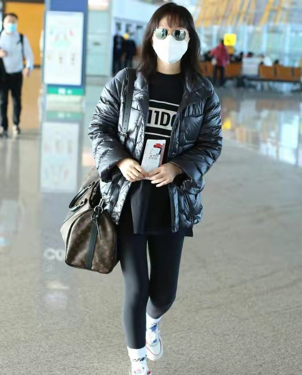 黑色丝袜搭配藏青色羽绒服,闫妮彻底打破年龄桎梏,网友:青春!